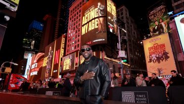 Kevin Hart at the Time Square announcement of Kevin Hart: Acting My Age for Netflix